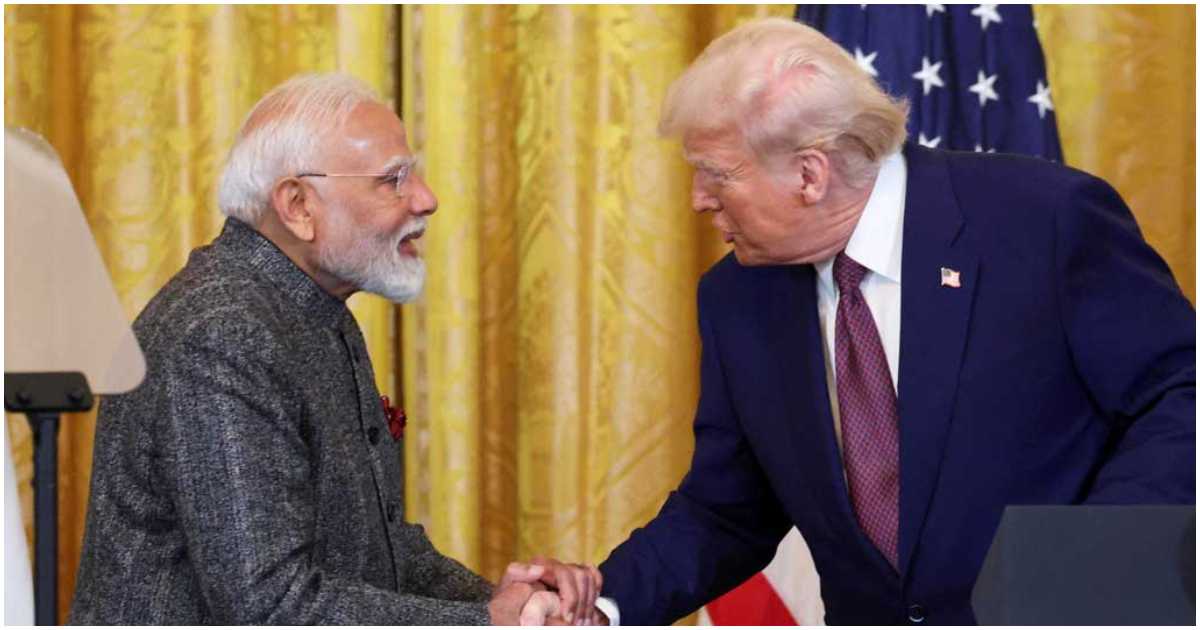 ভারতের প্রধানমন্ত্রী নরেন্দ্র মোদির সঙ্গে কুশল বিনিময় প্রেসিডেন্ট ডনাল্ড ট্রাম্পের। ছবি: রয়টার্স
